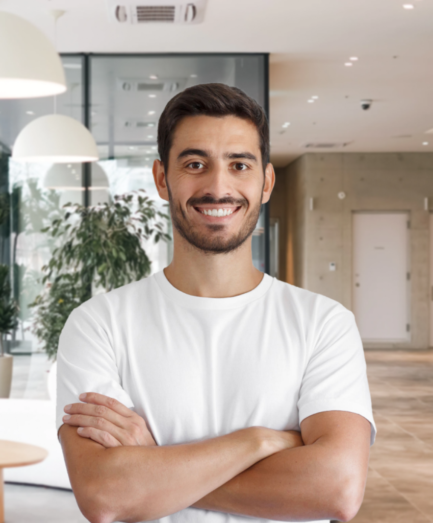 Muž, ktorý je spokojný so zvoleným webhostingom a VPN