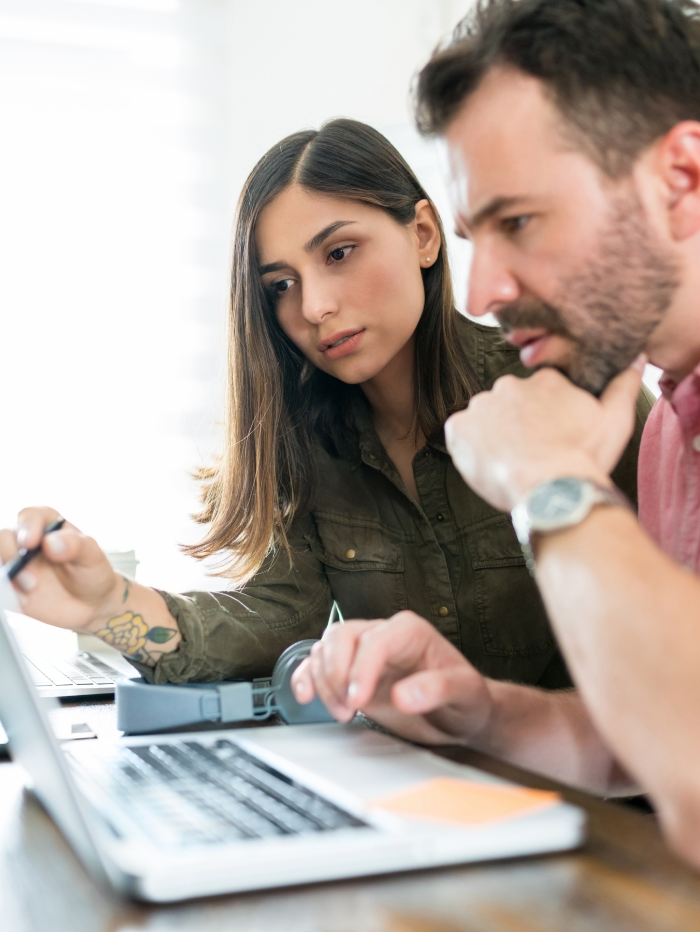 Žena a muž, ktorí majú vďaka Webglobe prístup k MS Exchange Online