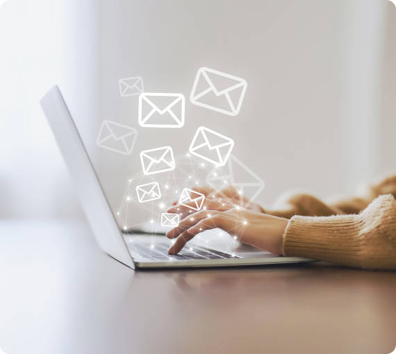 Žena pri notebooku, ktorý ľahko odosiela maily s firemným e-mailom od Webglobe